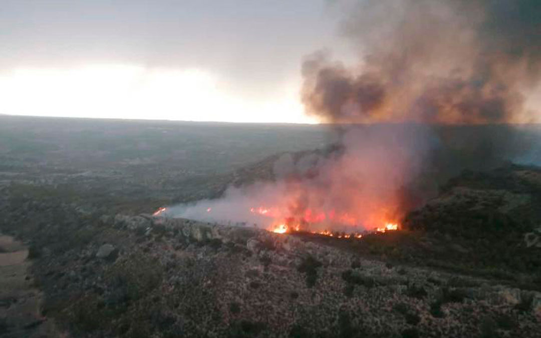 Imágenes áereas del incendio a última hora de este lunes en Calanda./ INFOAR