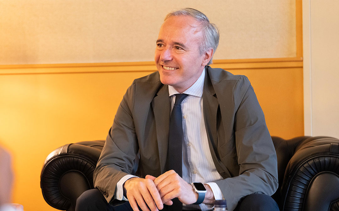 El presidente del Gobierno de Aragón, en su despacho del Pignatelli durante la entrevista./ Fabián Simón