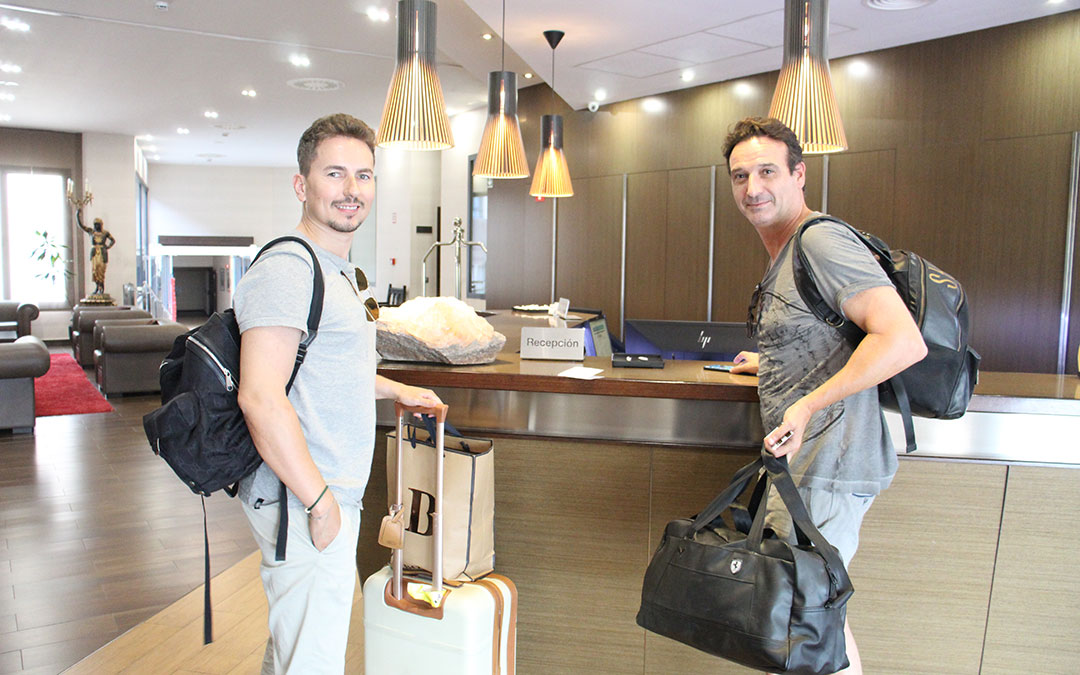 Quien tampoco se va a perder el GP de Aragón es Jorge Lorenzo. Conoce perfectamente Motorland y ahora, retirado de las carreras, ha cambiado el motorhome del paddock por el Hotel Ciudad de Alcañiz, donde hizo este jueves su chek in. Personal de diferentes equipos se alojan allí año tras año. / B. Severino