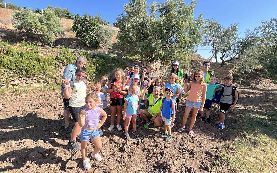 Visita a un huerto en Albalate con las Divercolonias. / Juventud Bajo Martín