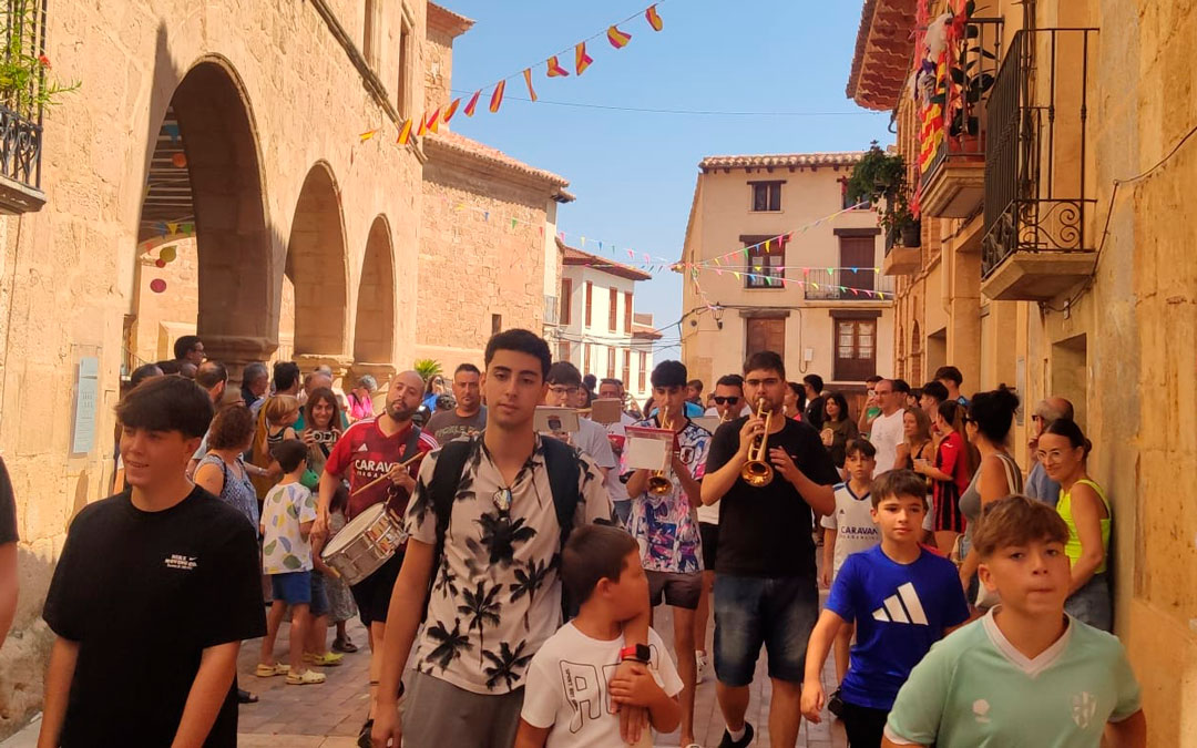 El pasacalles con la charanga y los el recorrido de los cabezudos. /Imagen cedida