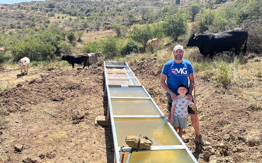 El ganadero de Cantavieja Juan Carlos Sorribas junto a su hijo Darío el miércoles en la masía el Picho de Tronchón en la que pasturan parte de las vacas de la ganadería de su mujer, Andrea Castell./ Laura Castel