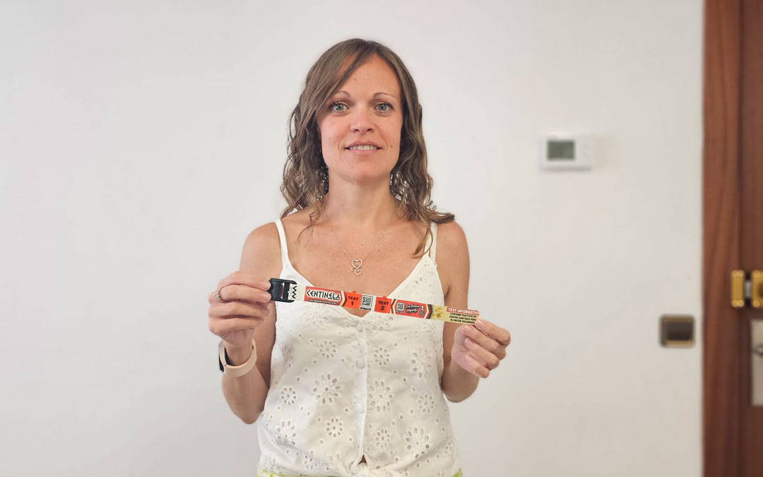 La presidenta de las Cerezas, Maite Torres, junto a unas de las pulseras./ L.C.
