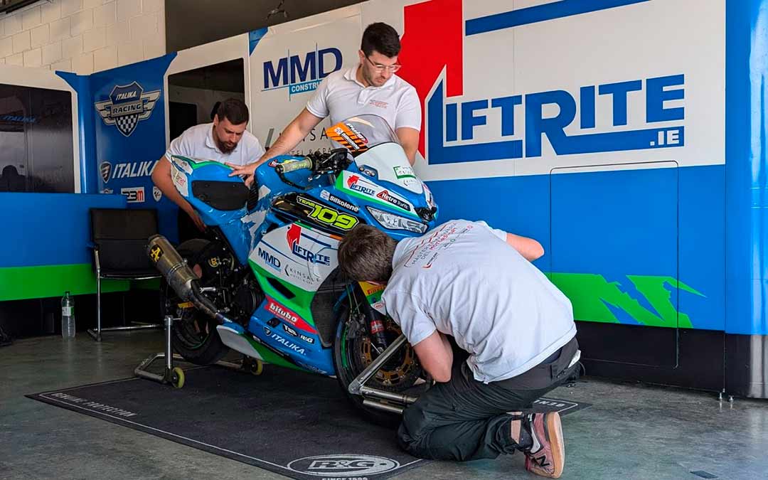 Los alumnos en una de sus sesiones presenciales del Máster y ejerciendo sus labores para el Team 109 de WorldSupersport300 en MotorLand Aragón./ Motorland