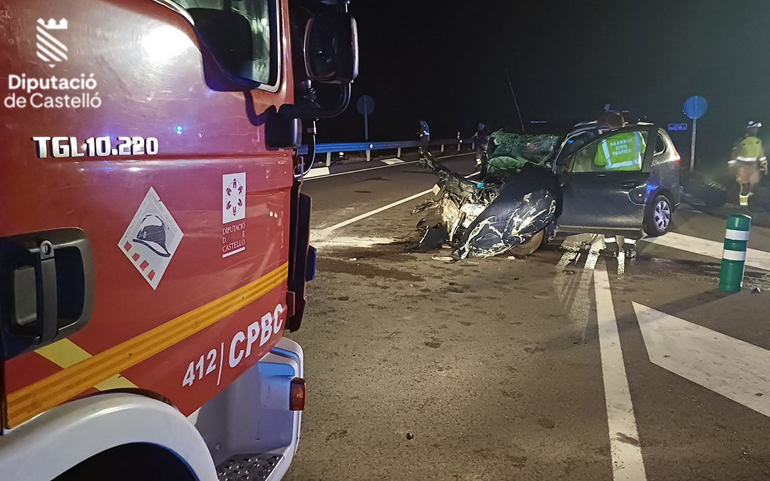 Los Bomberos de la Diputación de Castellón tuvieron que excarcelar a las dos víctimas instantes después del siniestro./ Diputación de Castellón