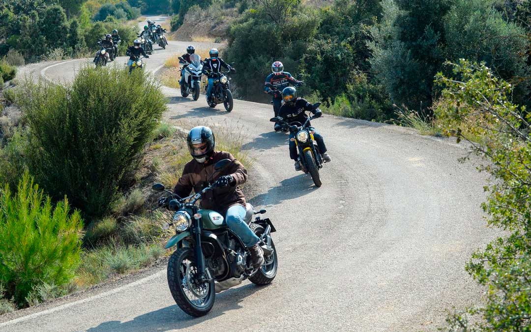 Un grupo de moteros recorre una ruta en las inmediaciones de Alcañiz./ Motorland