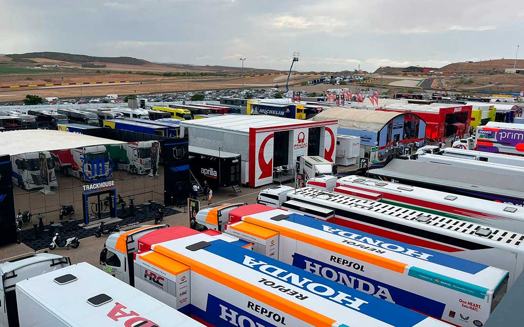 La «gran familia» del Mundial ya estaba este jueves totalmente instalada en el paddock de Motorland. Los camiones, hospitalities y motorhomes acogen a un dispositivo formado por 3.500 profesionales de Dorna, equipos, pilotos y organización./ Camila Ortiz