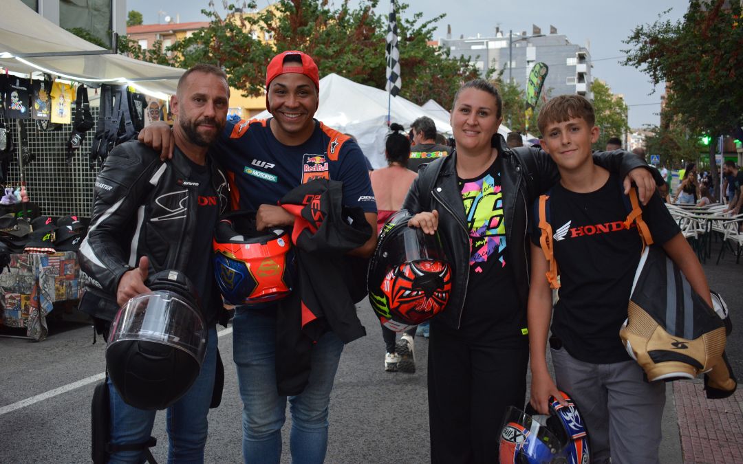 Grupo de moteros llegados desde Madrid para el Gran Premio de Aragón este viernes en Alcañiz./ C.O.