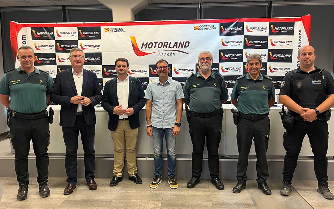 El pte. de Motorland, Manuel Blasco; junto al alcalde de Alcañiz, el gerente del circuito y los responsables de Guardia Civil y Policía Local, este jueves tras la junta de seguridad / L. Castel