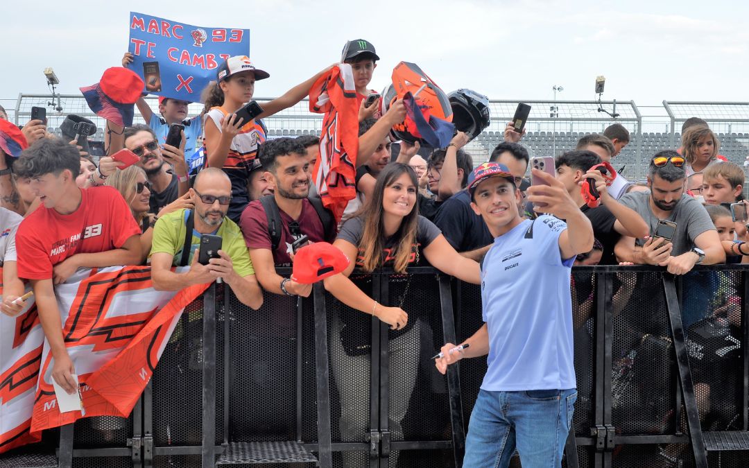Marc Márquez junto a aficionados este jueves en el Pit Lane Walk./ La COMARCA.