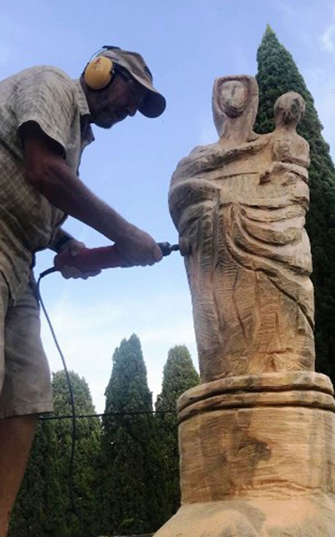 Hace años tallando la virgen del Pilar en Alloza. / Archivo personal