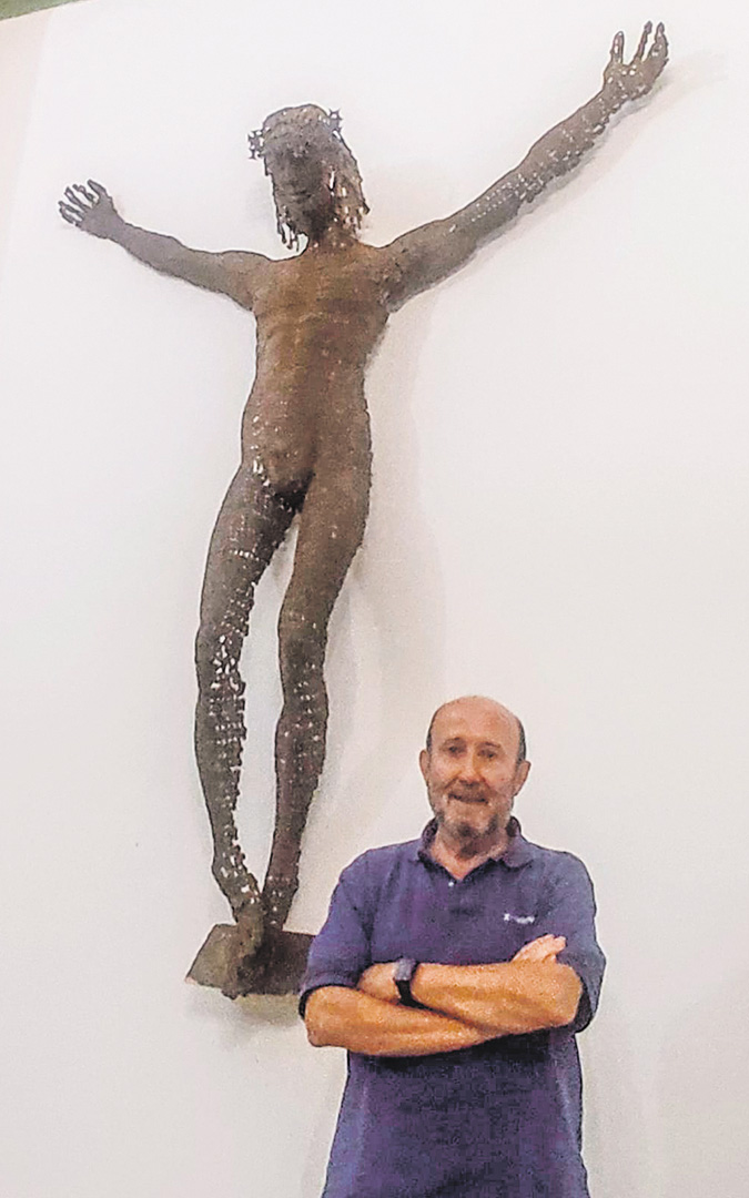 Simón y el cristo que luce en Muniesa. / Archivo personal