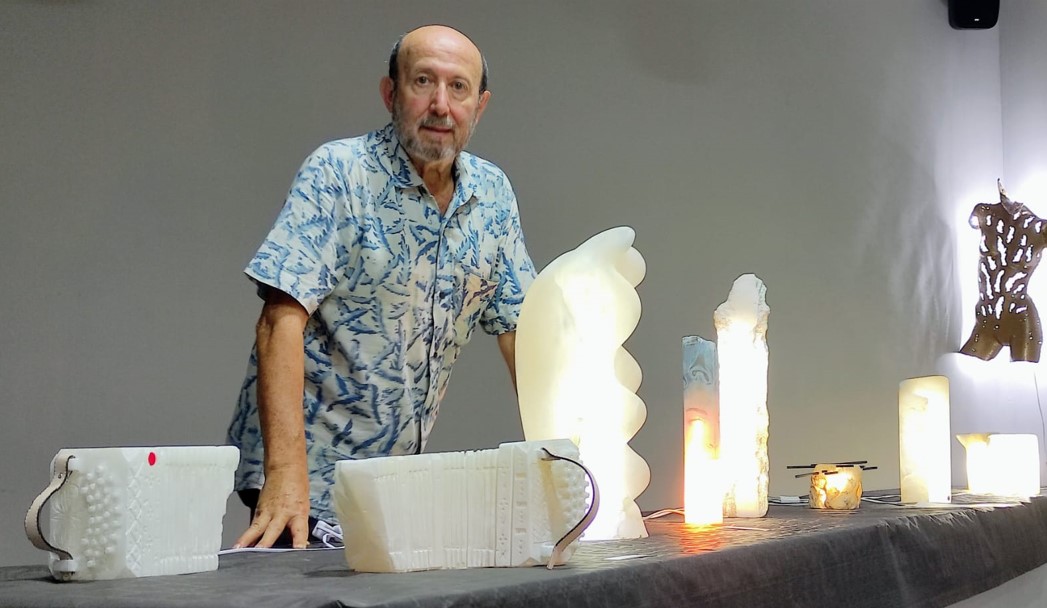 Simón Domingo, con sus ‘Escultlámparas’ en la exposición en Zaragoza. Es un maestro sacando luz al mármol y el alabastro. / Archivo personal