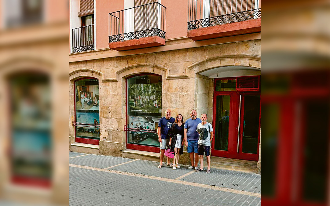 Parte del equipo municipal junto a los locales recién adquiridos./ Ayto. Caspe
