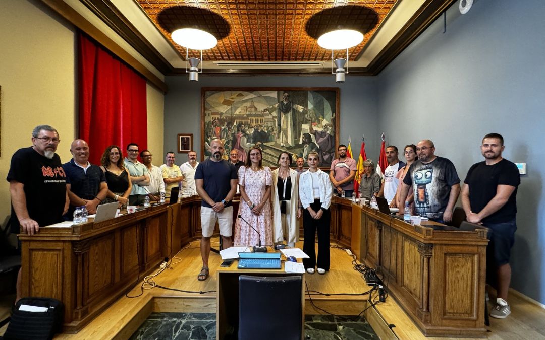 Los dos primeros policías tomaron posesión de su cargo en el pleno ordinario del viernes. El tercero se incorporó este jueves al cuerpo./ Ayto. de Caspe.