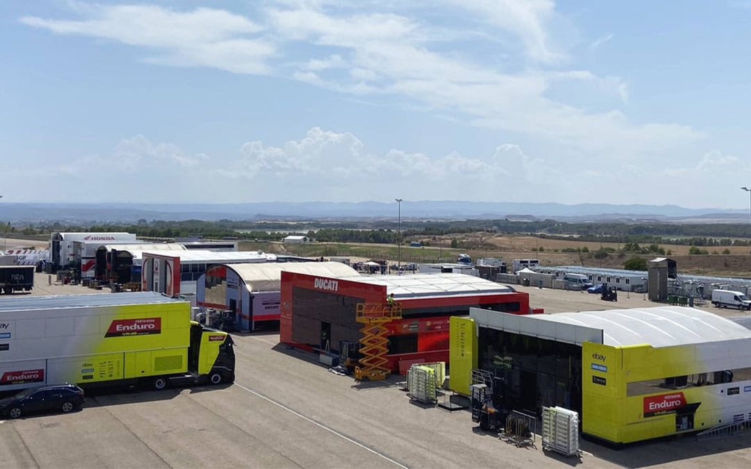 Primeros equipos de MotoGP en desplegarse en el paddock de Motorland este martes./ Motorland