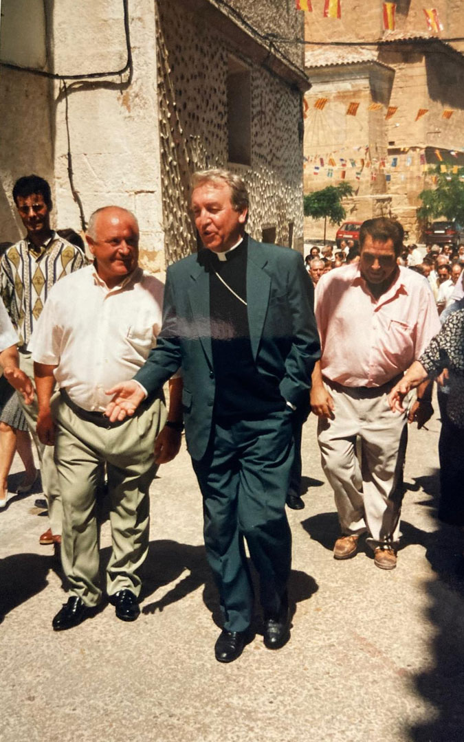 Recorrido con los vecinos desde la iglesia hasta la calle a la que se puso su nombre./ Urbano Molinos