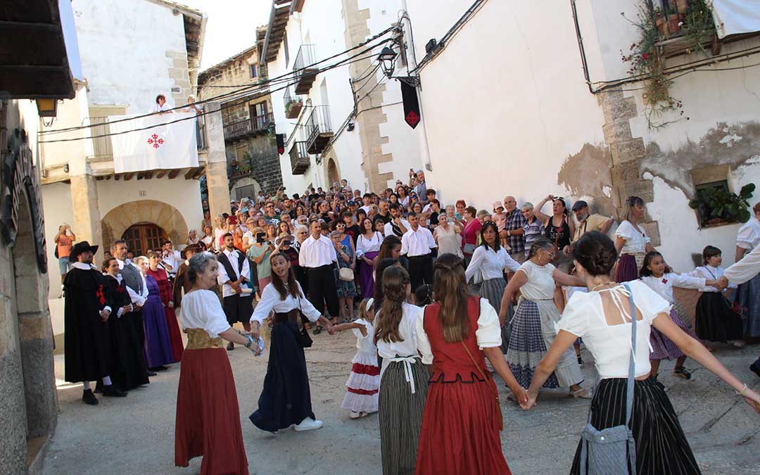 Un momento del baile ante la comitiva momentos antes de visitar la feria. / B. Severino