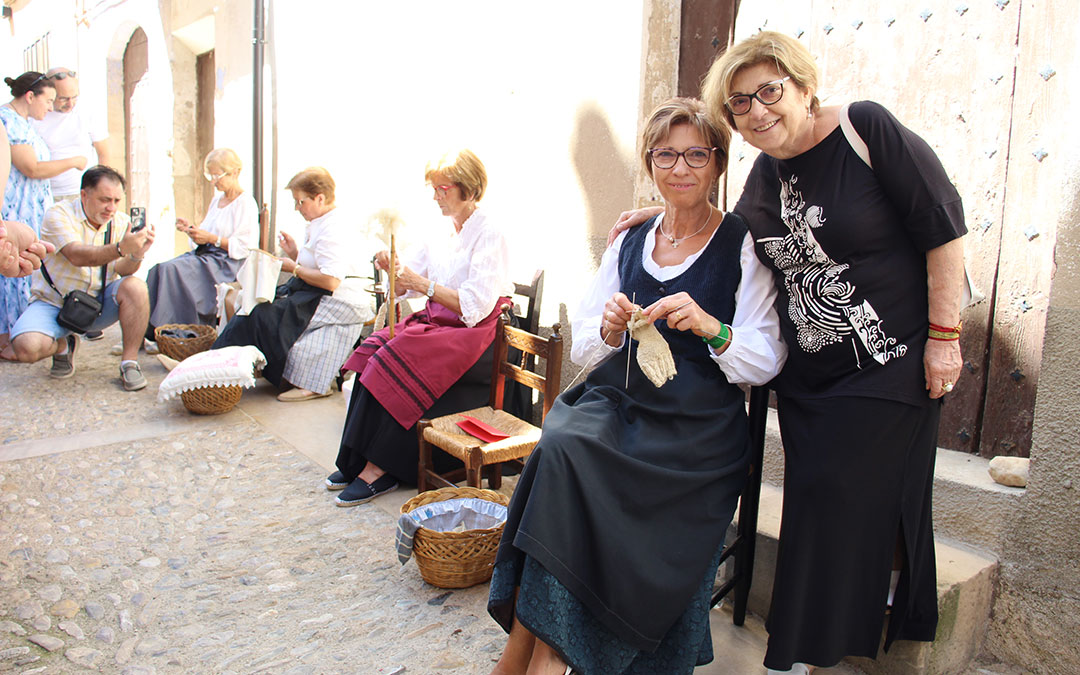 Las hermanas Barberán recordaron la visita de la reina Sofía a Virgen de la Fuente donde interactuó con su madre, de quien aprendieron a tejer con lana. / B. Severino