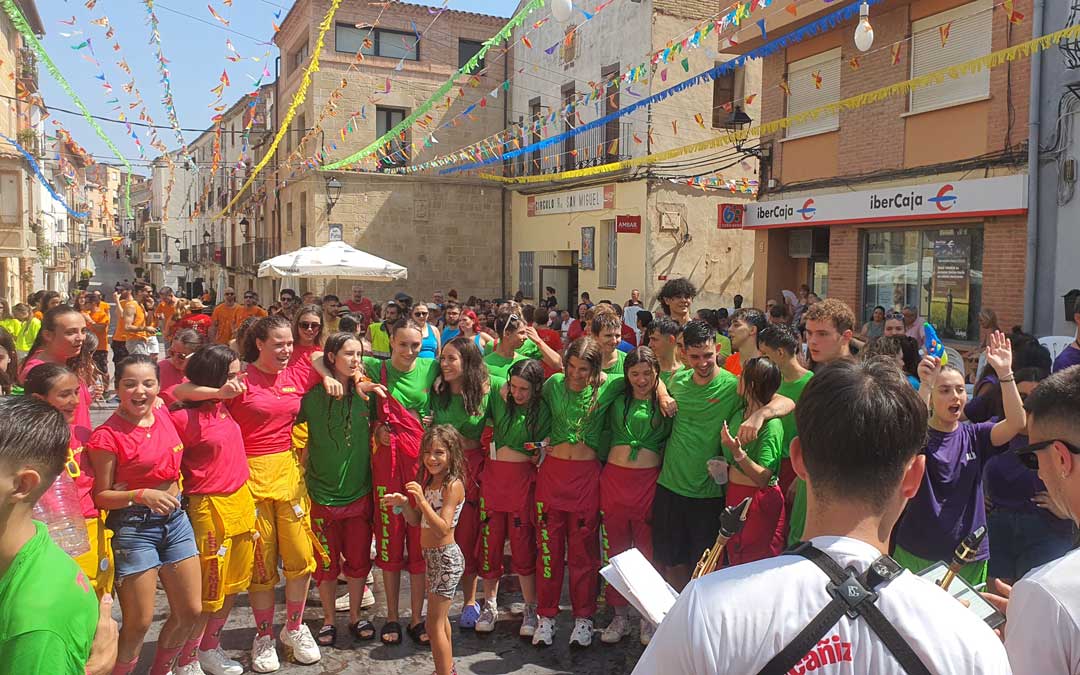 Las peñas nonaspinas disfrutando de la charanga. /Claudio Ríos