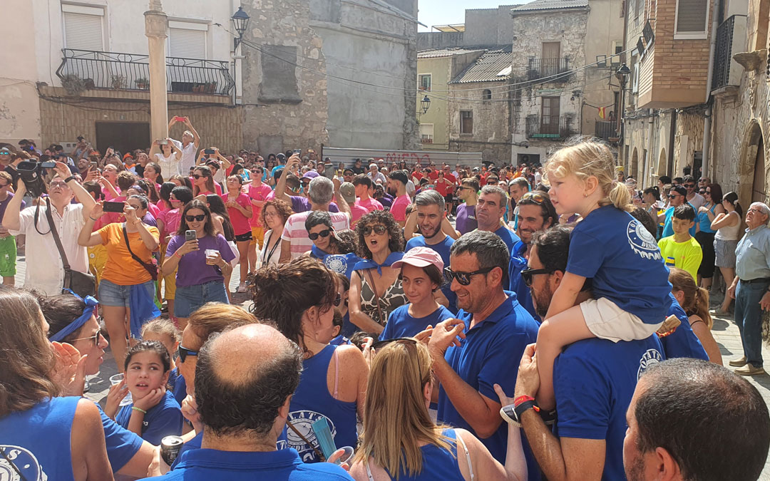 La peña 'Volats' junto con otras peñas reunidas en la plaza momentos previos a la puesta del pañuelo. /Claudo Ríos