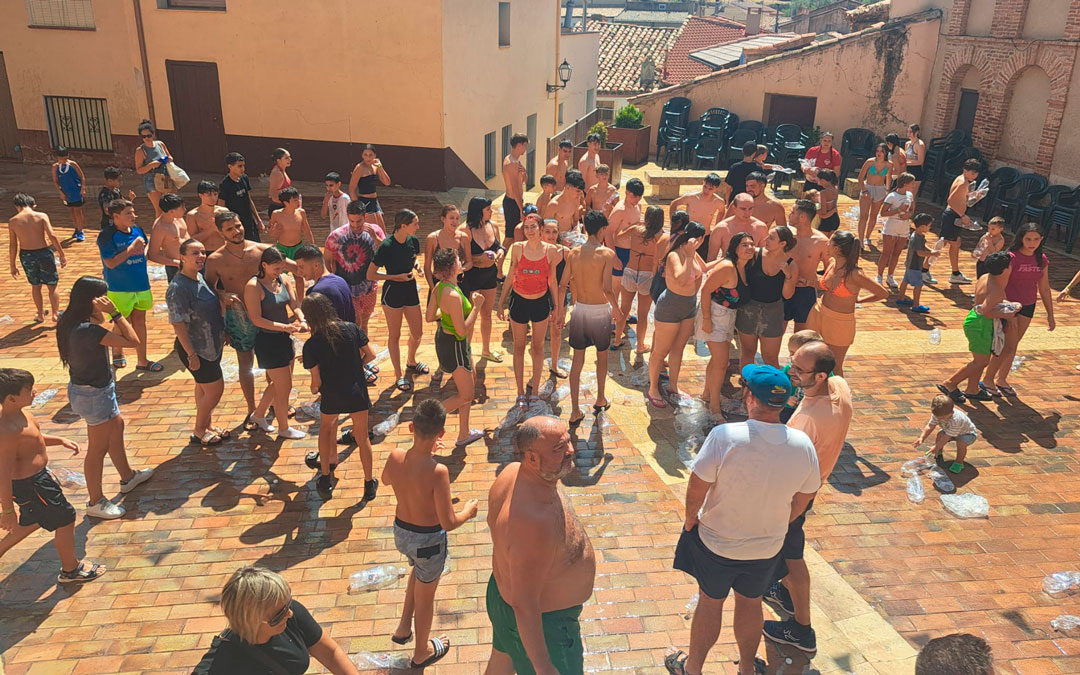 La plaza mojándose junto a sus vecinos en la gaseosada./ Imagen cedida