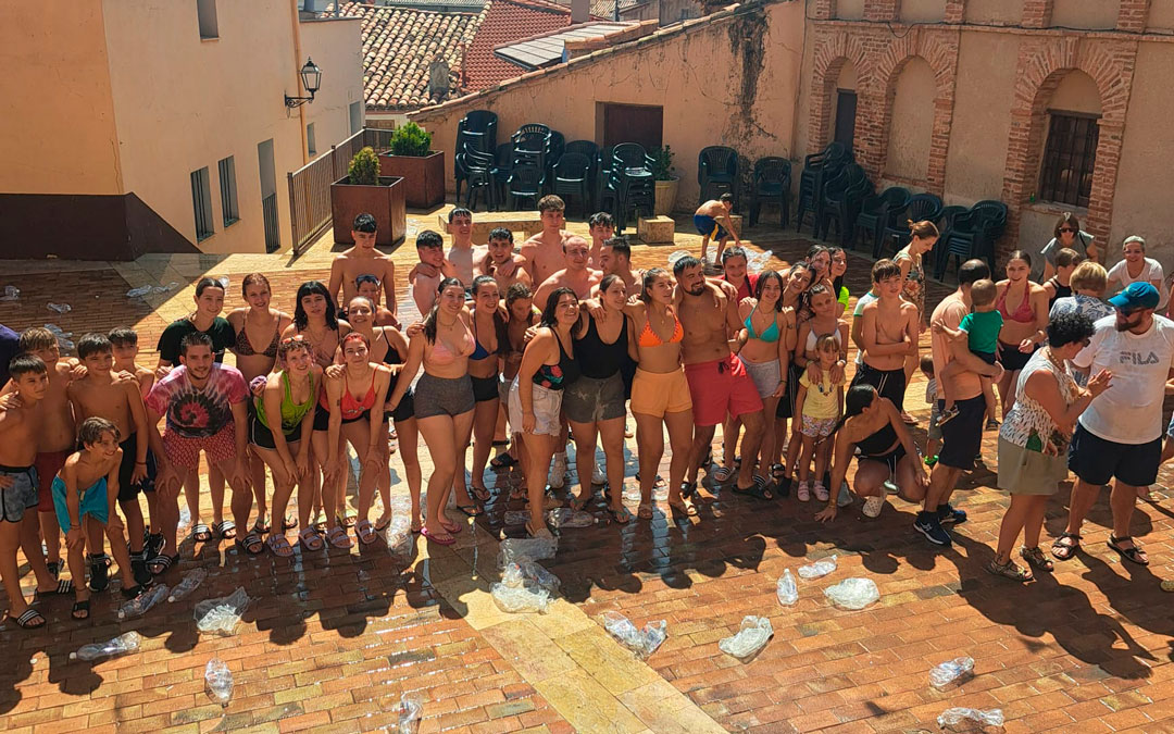 Los jóvenes matinos posando después de celebrar su tradicional gaseosada. /Imagen cedida