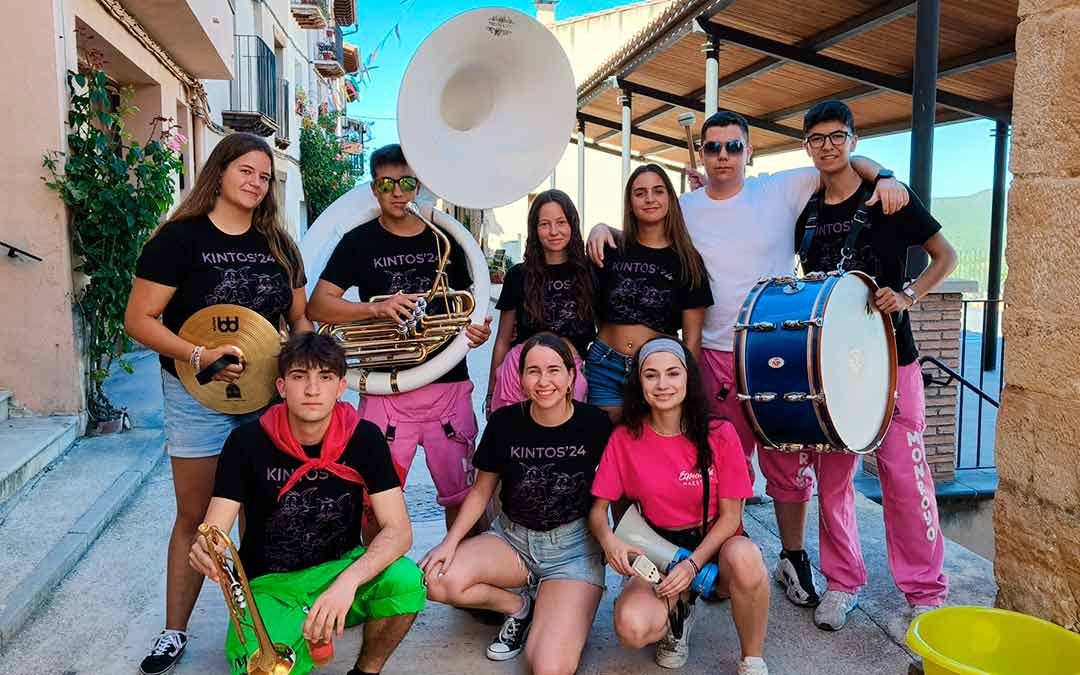 Los kintos de este año juntos antes de realizar la plega./ M.B.