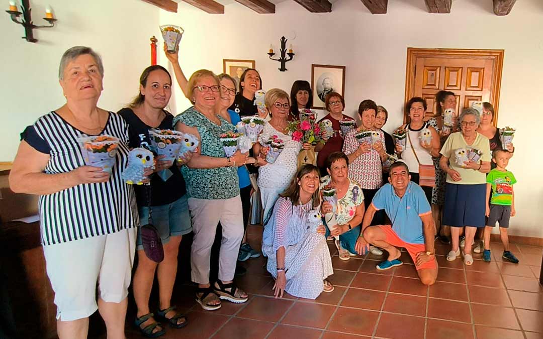 Las pregoneras del pueblo junto al alcalde./ M.B.
