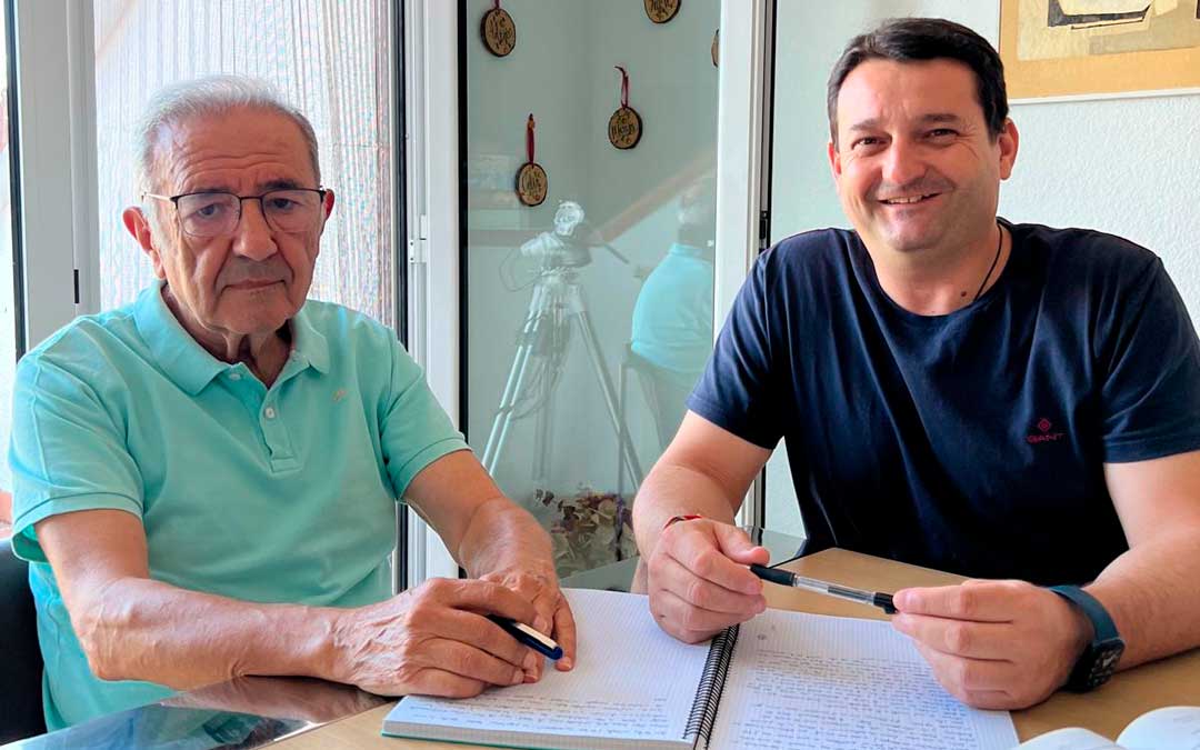 El pregonero, José Fernando Murria, junto al alcalde de Alcañiz, Miguel Ángel Estevan./ Ayto Alcañiz