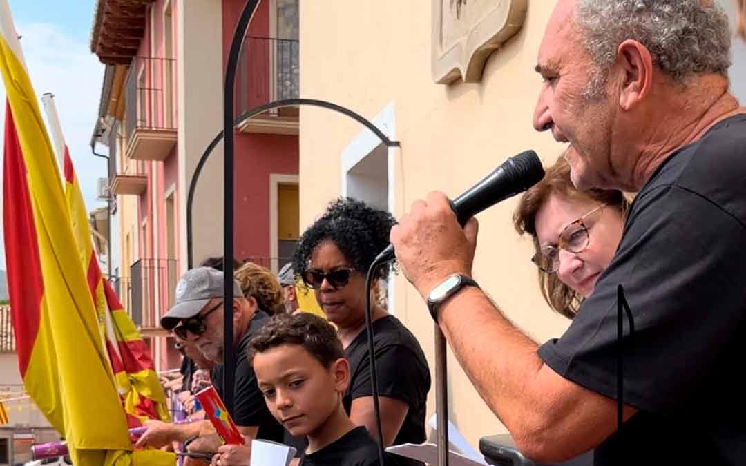 Chema (micrófono en mano) y Lucía (justo detrás), de la peña 'La Trala' han sido los pregoneros de estas fiestas/ A.F.