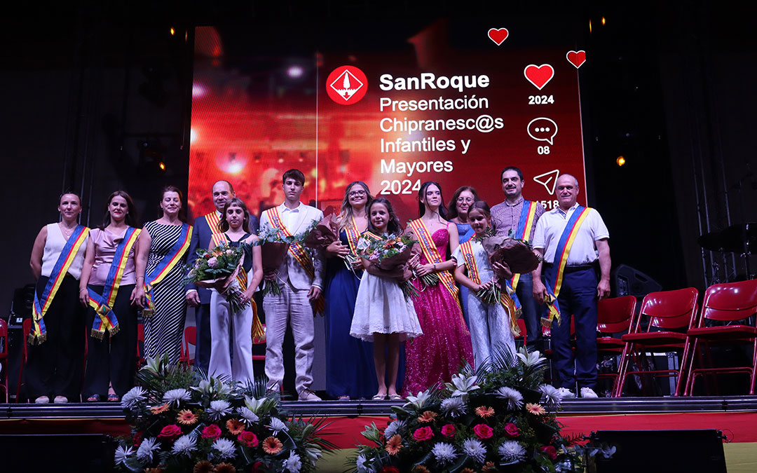 Foto de familia de las autoridades junto a los Chipranescos. / A.Z