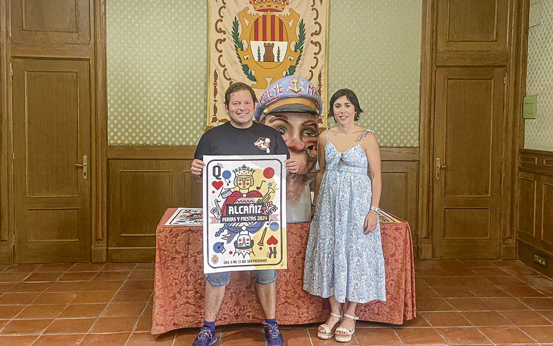 La concejal de Fiestas, Marta Alquézar, y Tito Lizana, técnico de Festejos ayer en la presentación del programa. / A.Z