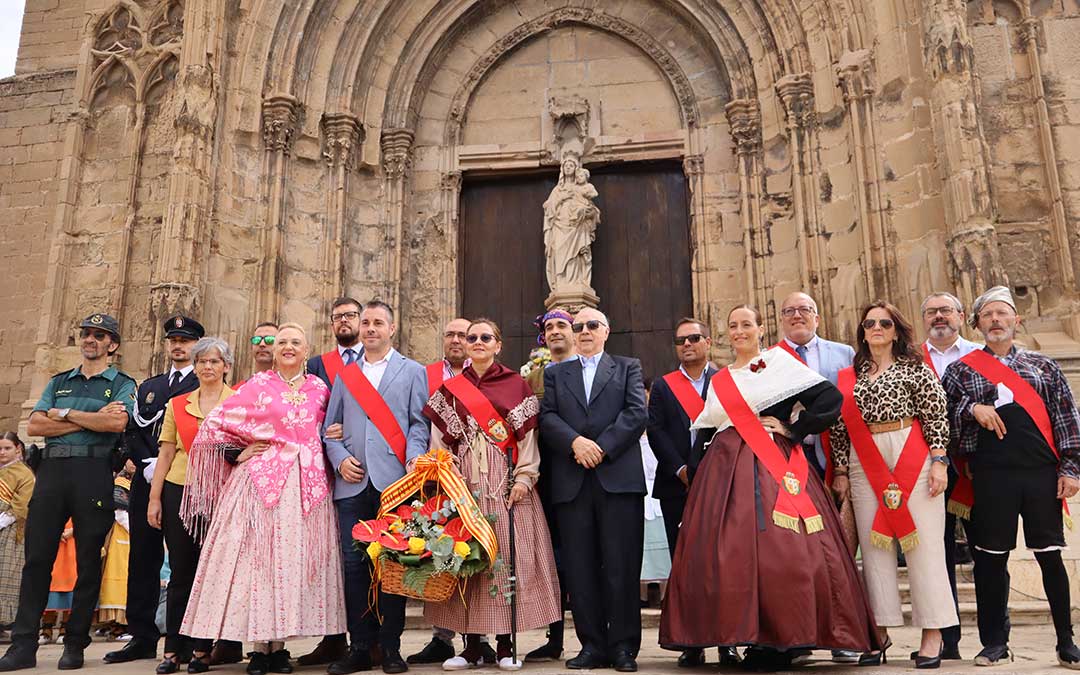 Foto de las autoridades junto al pregonero de fiestas, Miguel Caballú y la rondalla tras la ofrenda de flores. / A.Z