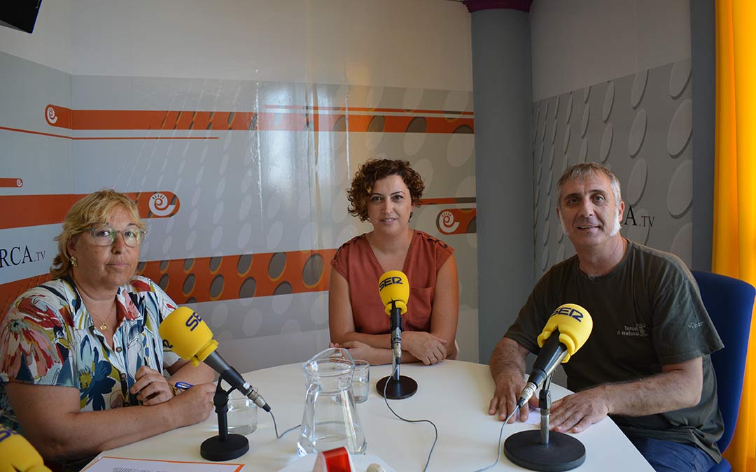 Ramiro Domínguez, Anabel González e Irene Quintana en los estudios de Radio La Comarca por el programa 'Volveremos'./ I.M.
