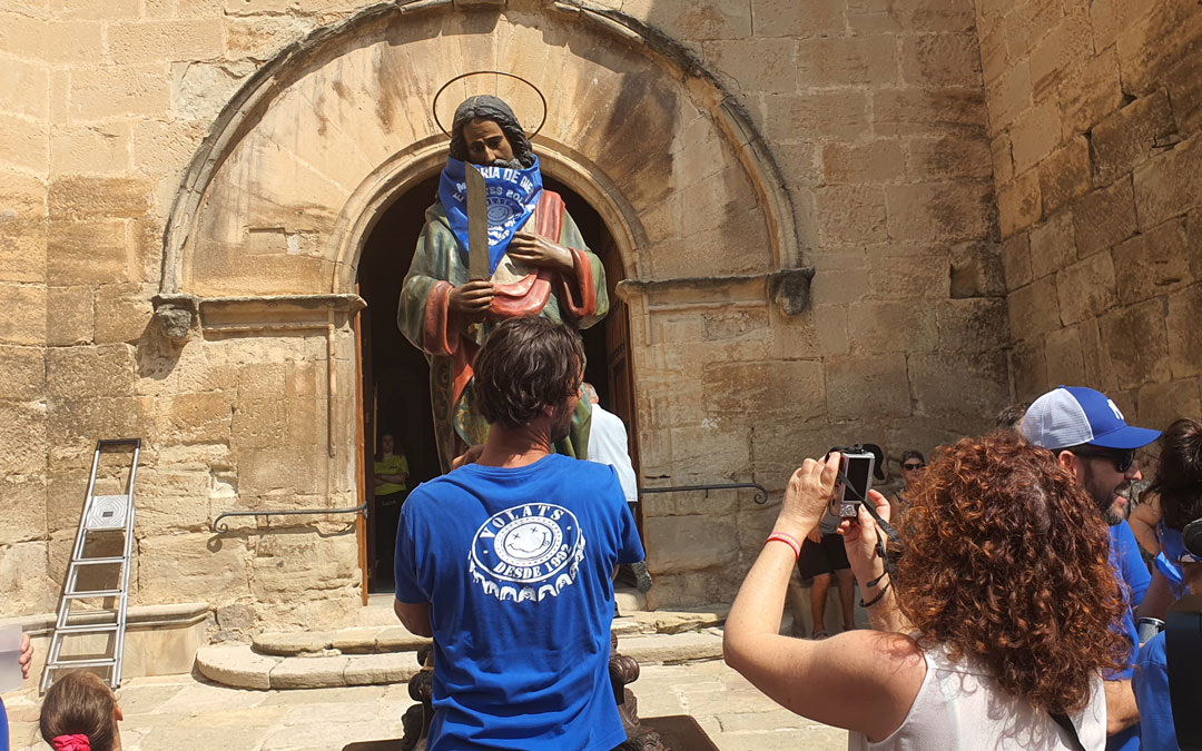 La puesta del pañuelo a San Bartolomé. /Claudio Ríos