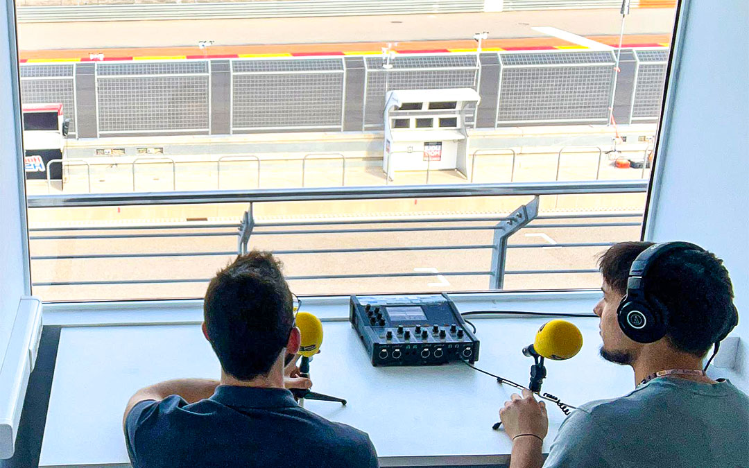 El equipo de Radio La Comarca, preparado para retransmitir desde Motorland el Gran Premio de Aragón./ L.C.