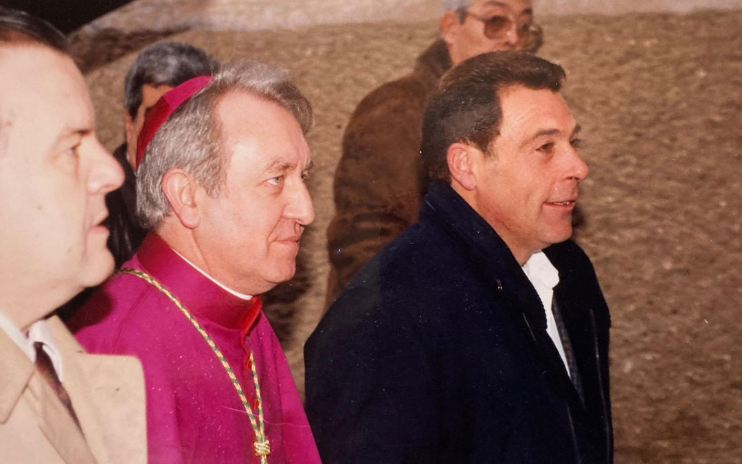 Acto de nombramiento de Monseñor Ramiro Moliner como hijo predilecto de Castelserás en 1993./ Urbano Molinos
