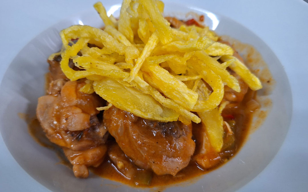 Pollo al chilindrón con patatas fritas./ Manuel Barrau