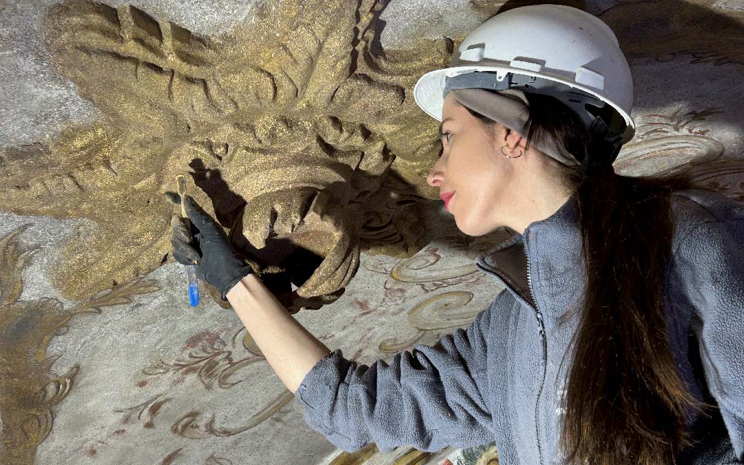 Una trabajadora de la fundación Santa María trabajando en la restauración de la bóveda de la ermita de la Virgen del Cid./ Imagen cedida