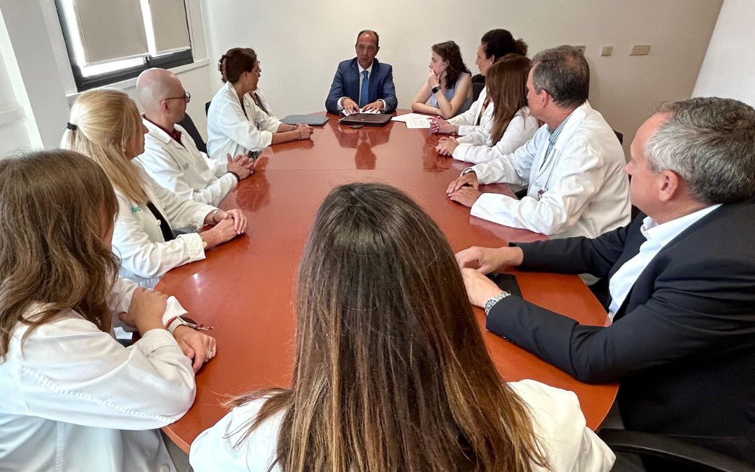El consejero de Sanidad, José Luis Bancalero, al fondo, reunido con un equipo de directivos y profesionales del Hospital Clínico de Zaragoza./ DGA.