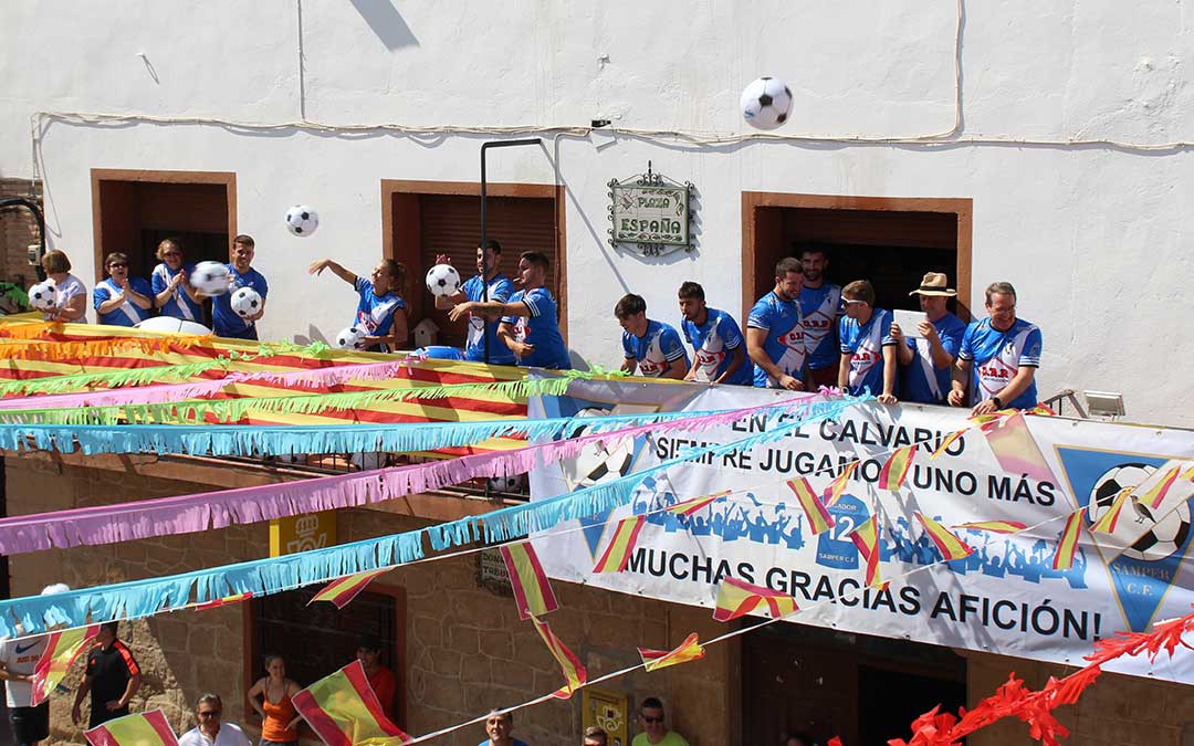Chupinazo en Samper a cargo del club de fútbol. / B. Severino