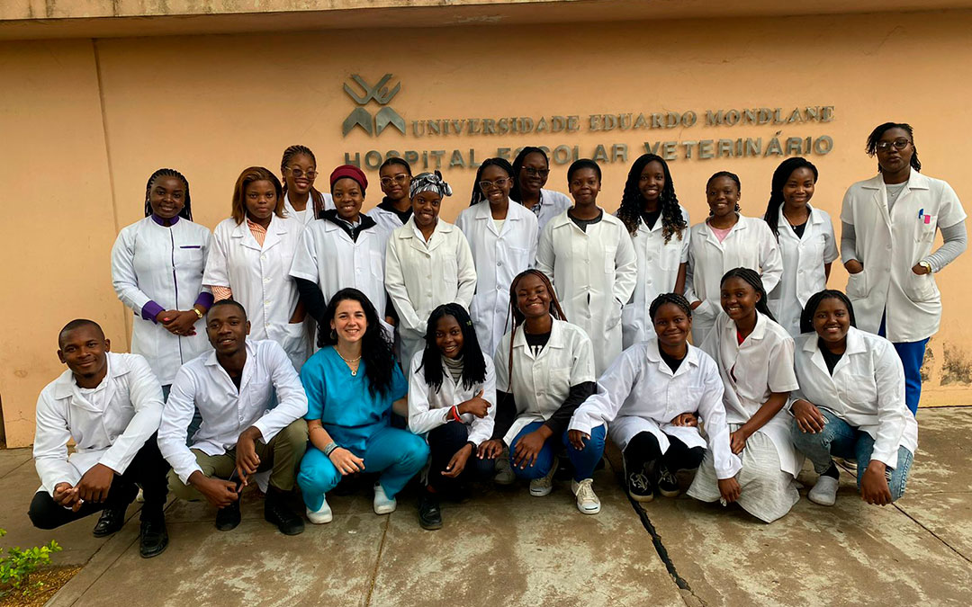 Eva Espés Montañés, con el equipo con el que compartió sus prácticas en la universidad Eduardo Mondlane. / Archivo personal