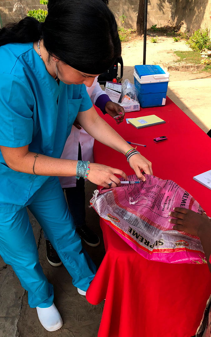 La veterinaria samperina Eva Espés, de cooperación en Mozambique. / Archivo personal