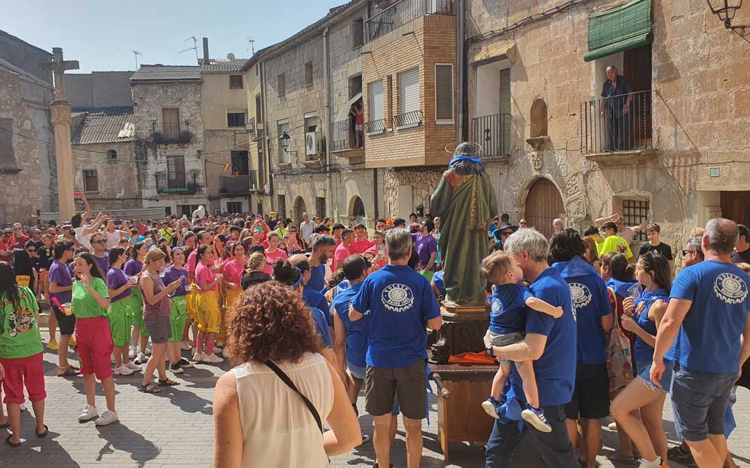 La peña 'Volats' sacando a San Bartolomé a la plaza para realizar la puesta del pañuelo. /Claudio Ríos