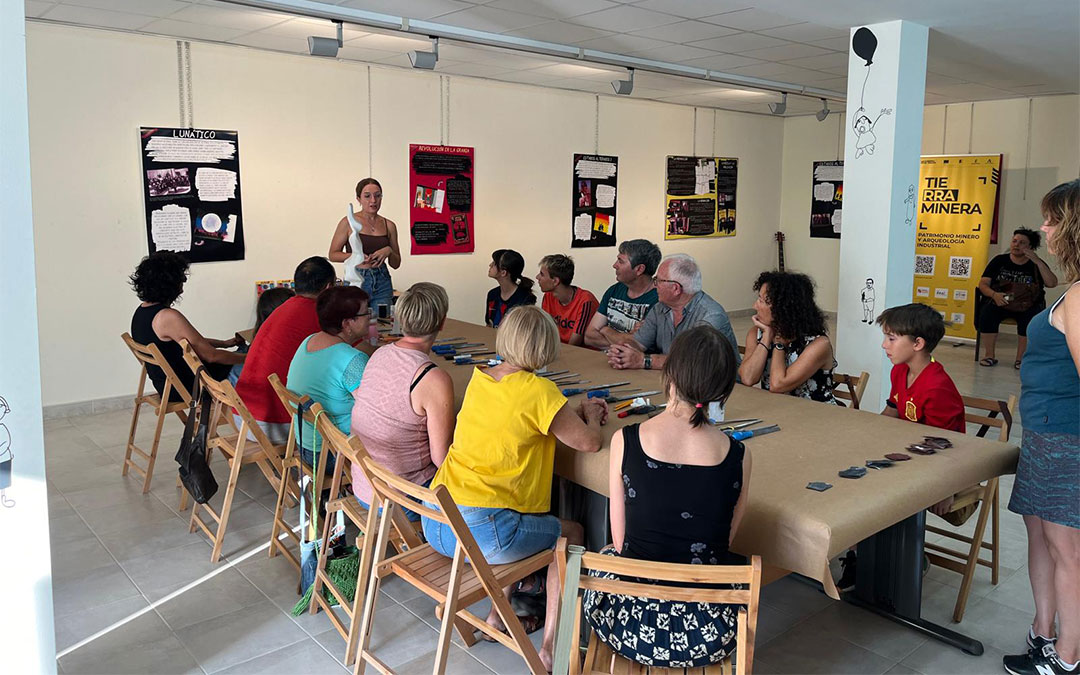 Estela Ferrer (de pie, en medio) impartiendo el taller de alabastro en Crivillén./ E.F.