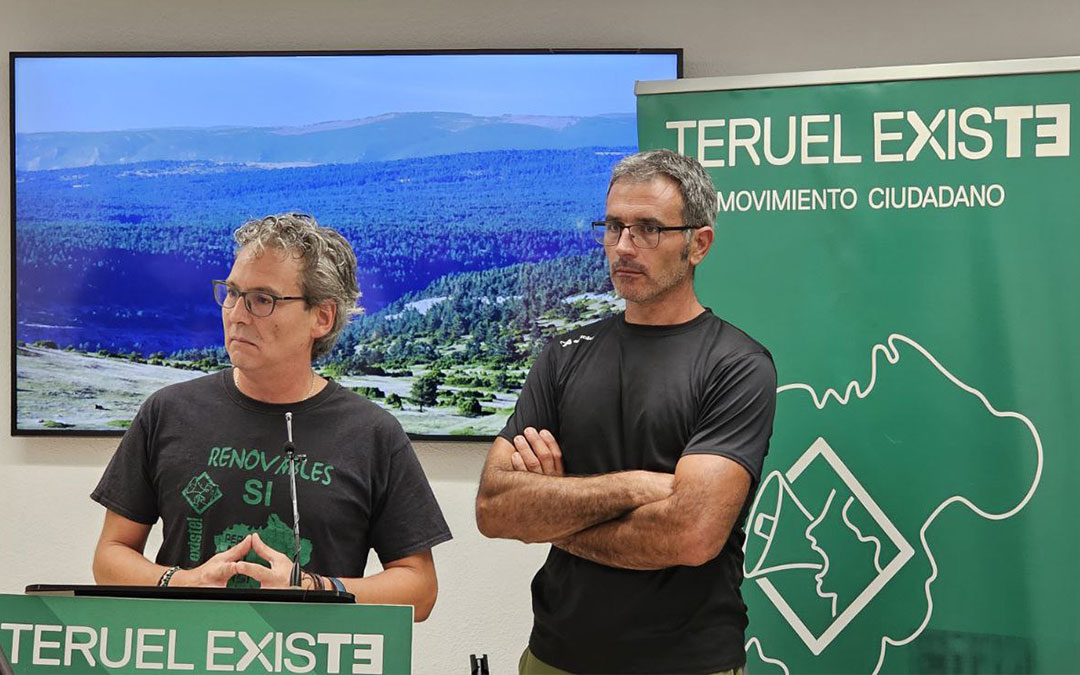 Los portavoces del Movimiento ciudadano Teruel Existe, Ernesto Romeo y Joaquín Gargallo, en la rueda de prensa para contrastar los datos del fondo danés CIP./ Teruel Existe