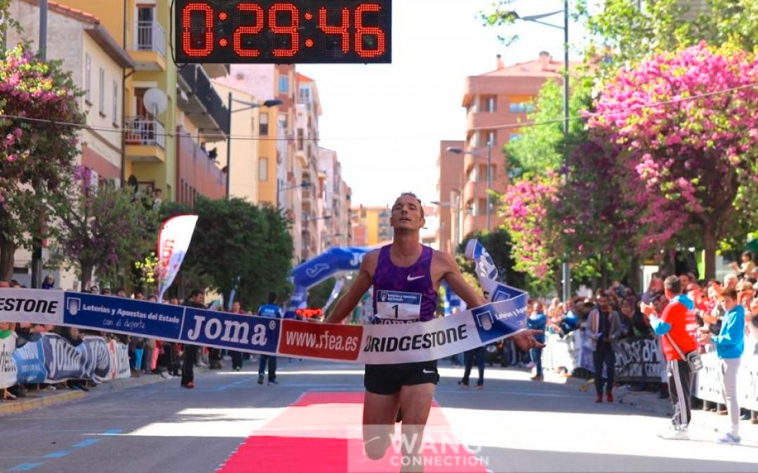 Toni Abadía cruzando la línea de meta del último campeonato de España celebrado en Alcañiz. /Imagen cedida