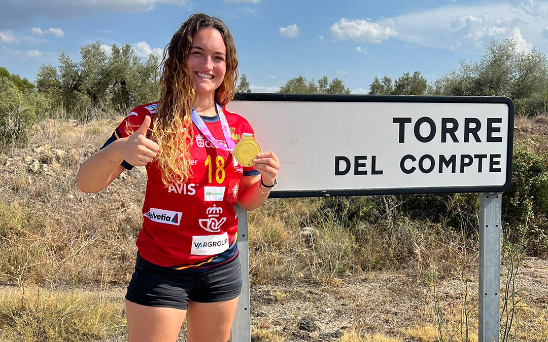 Judit González, en Torre del Compte tras regresar del Mundial de China y con su medalla de oro./ J.G.