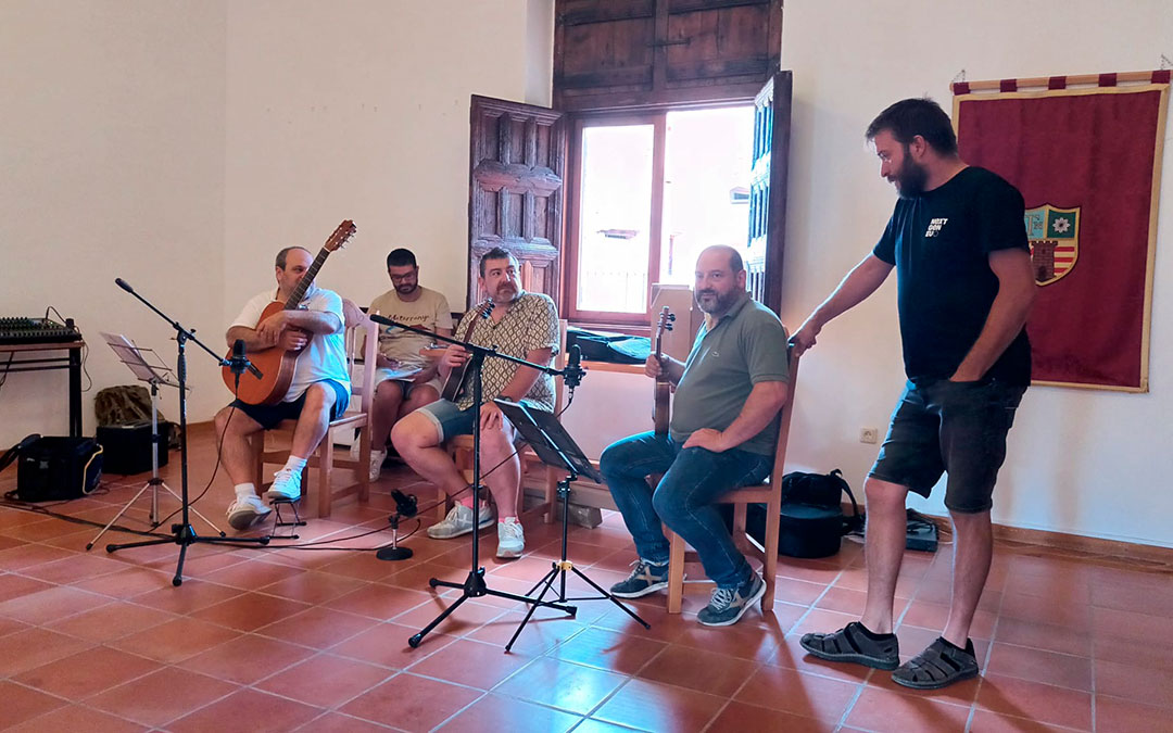 Armando Ayora y sus músicos, listos para para tomar el relevo al taller de baile de bureo que dio Lluís Flores. / Comarca Maestrazgo